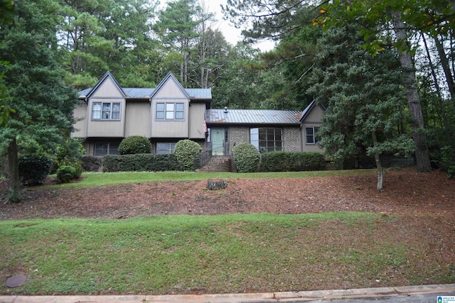 view of front of property with a front yard