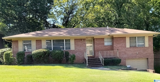 view of front of property featuring a front yard and a garage