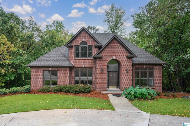 view of front of property featuring a front yard