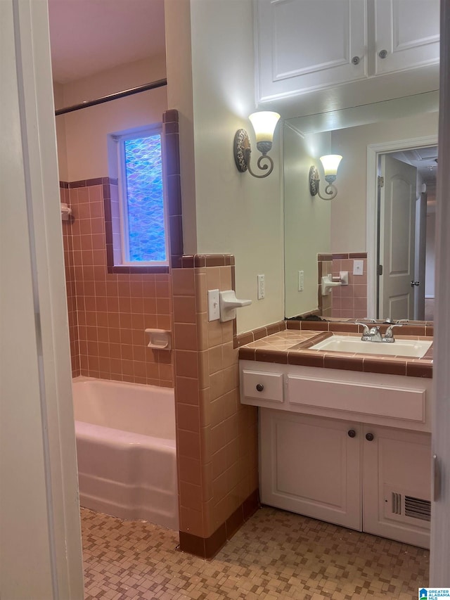 bathroom with vanity and tiled shower / bath