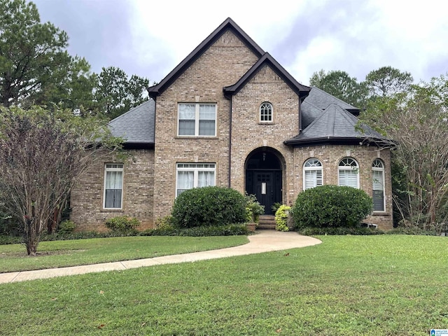 view of front of house featuring a front yard