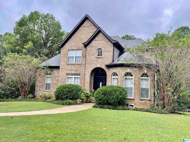 view of front of property with a front yard