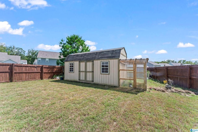 view of yard featuring a storage shed