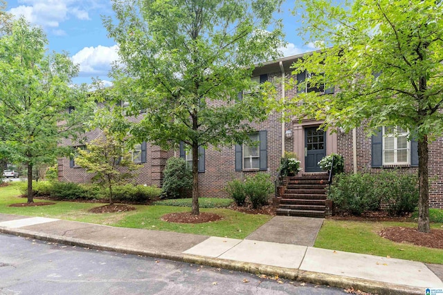 view of front of house with a front lawn