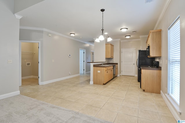 kitchen with sink, kitchen peninsula, decorative light fixtures, a chandelier, and crown molding