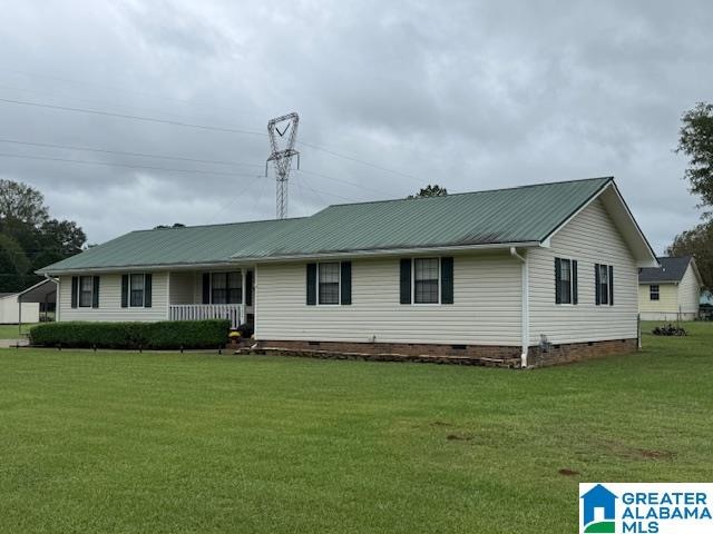 single story home featuring a front yard