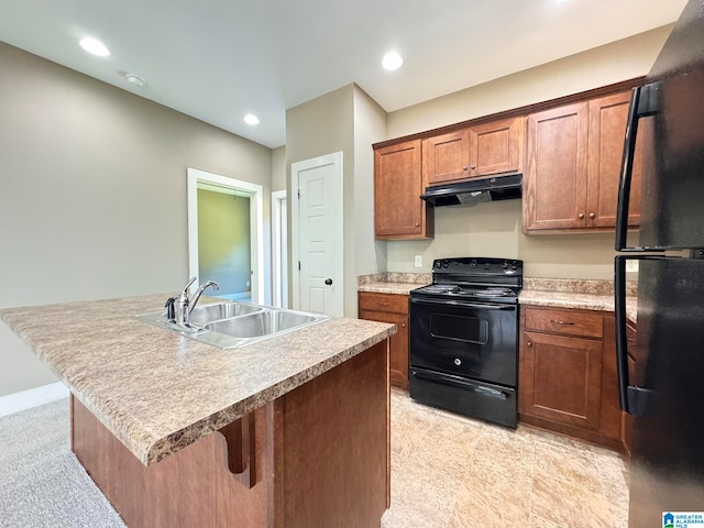 kitchen featuring a center island with sink, black appliances, sink, and a breakfast bar