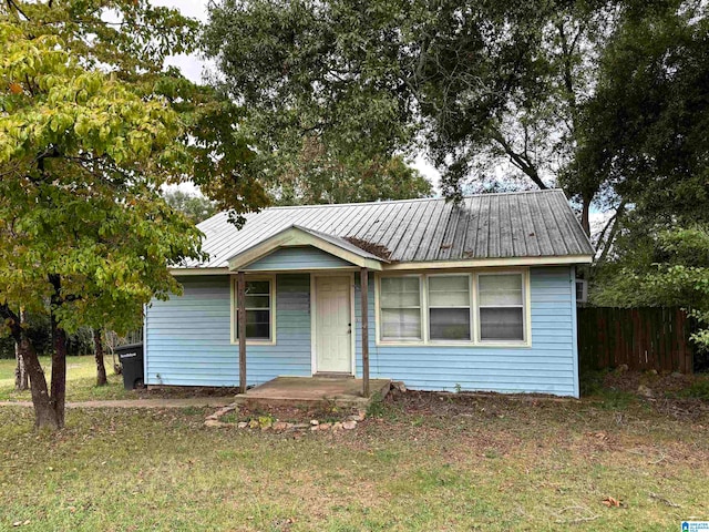 view of front of home featuring a front lawn