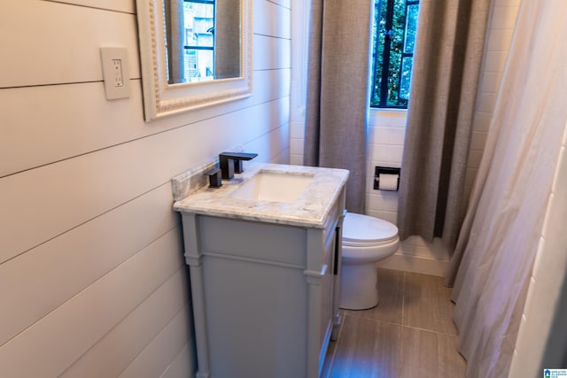 bathroom with a shower with curtain, wood-type flooring, vanity, and toilet