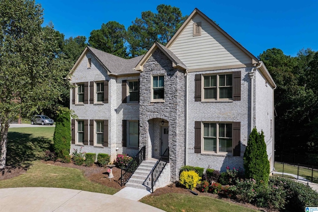 view of front of house featuring a front lawn