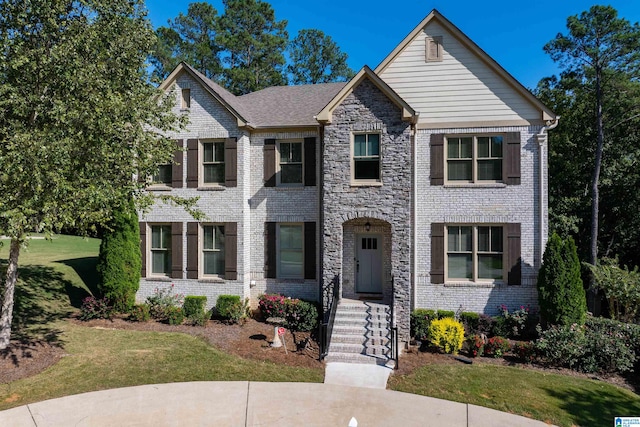 view of front of property with a front yard