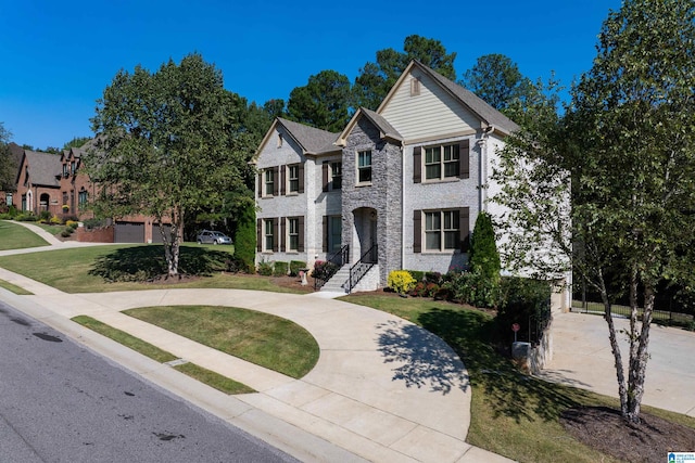 view of front facade featuring a front yard