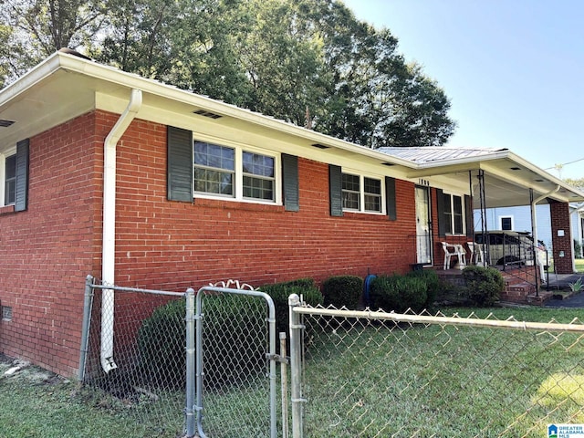 view of front of property featuring covered porch and a front lawn