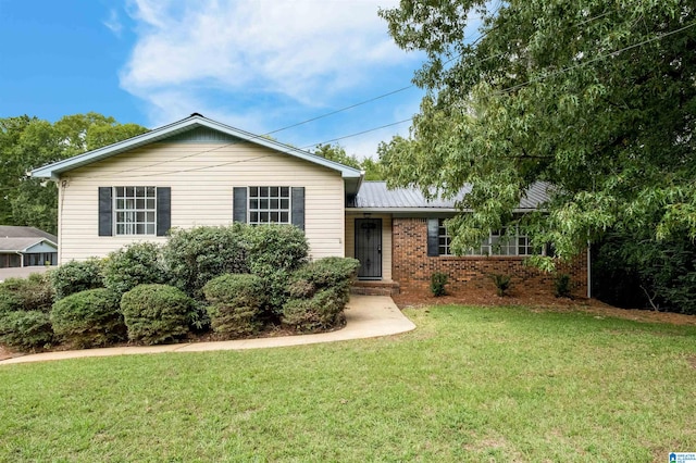 tri-level home featuring a front lawn