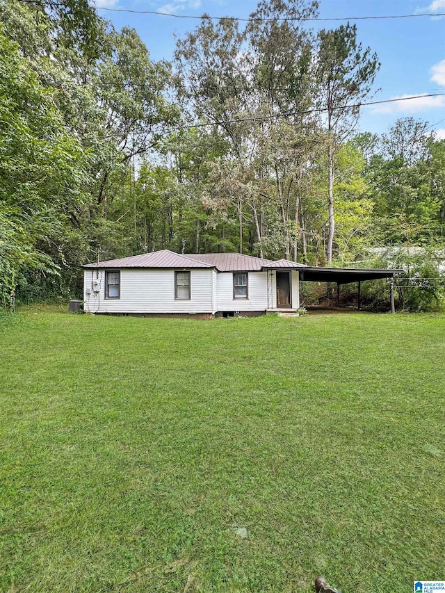 view of front of home featuring a front yard