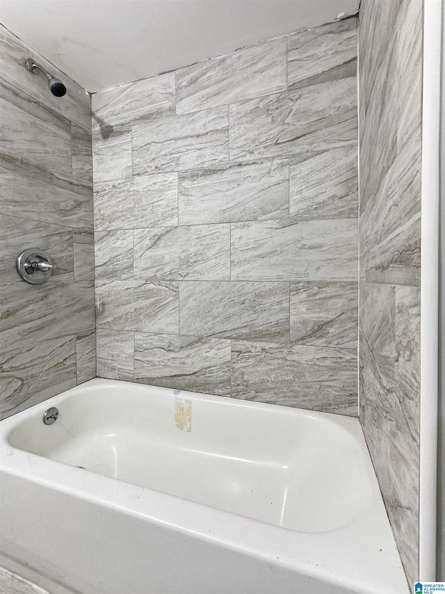 bathroom featuring tiled shower / bath