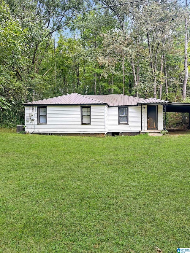 manufactured / mobile home with a front lawn