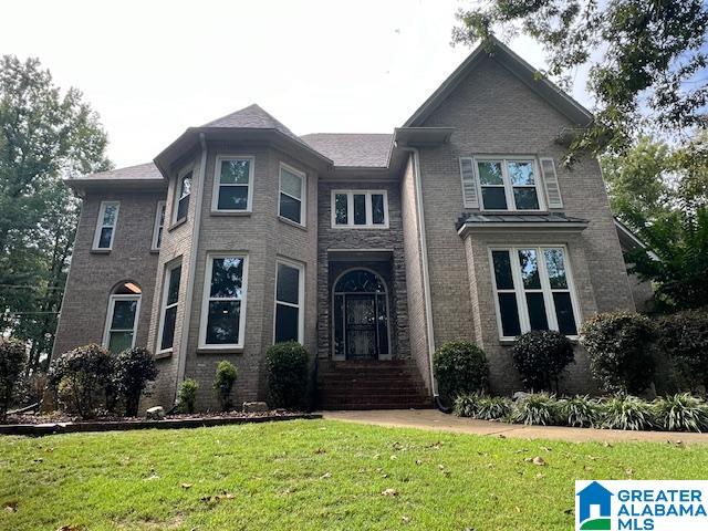 view of front of property with a front yard