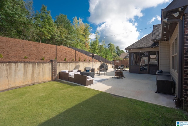 view of yard featuring outdoor lounge area and a patio area