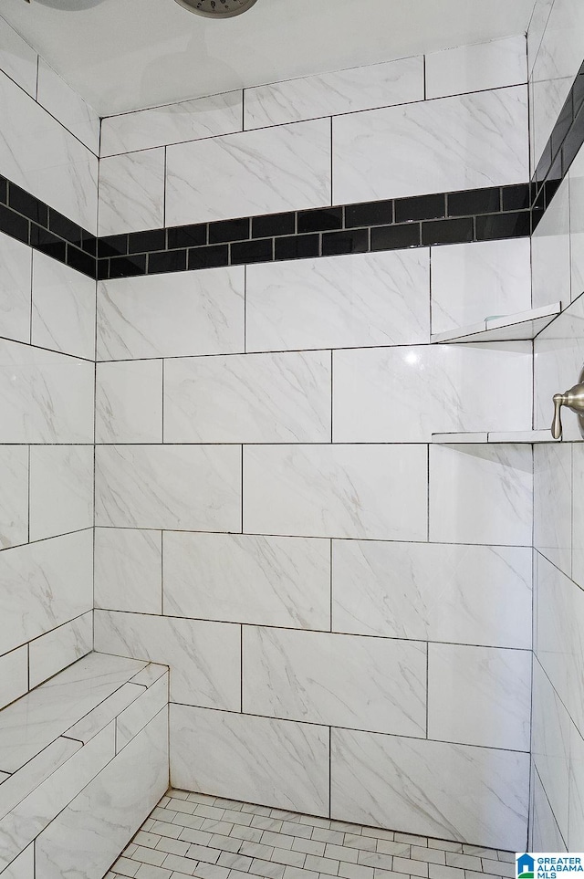 bathroom featuring a tile shower