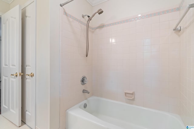 bathroom with tiled shower / bath combo