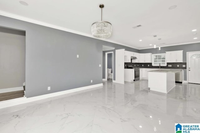 kitchen featuring electric range, tasteful backsplash, crown molding, and baseboards