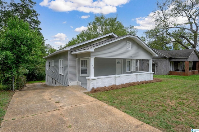 view of front of house featuring a porch and a front lawn