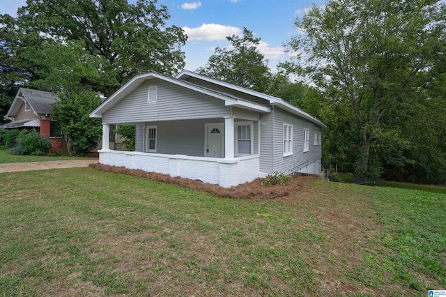 view of front facade with a front yard and covered porch