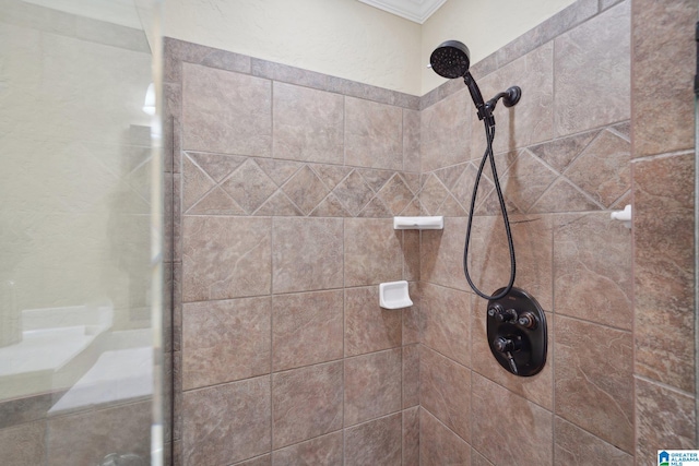 room details with crown molding and tiled shower