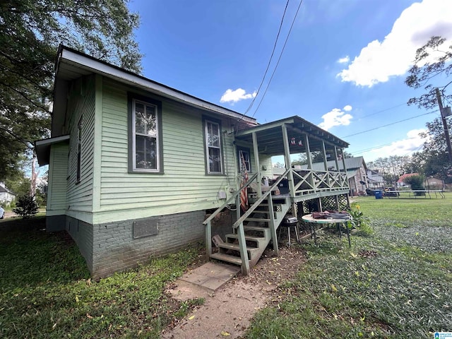 view of side of property featuring a lawn