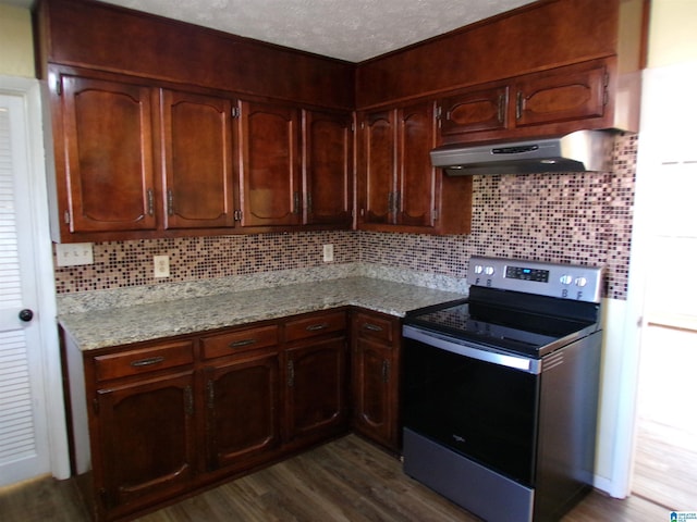 kitchen featuring tasteful backsplash, stainless steel electric stove, a textured ceiling, dark wood-style floors, and under cabinet range hood