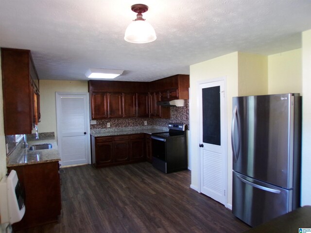 kitchen with a sink, dark wood-style flooring, freestanding refrigerator, black electric range oven, and backsplash