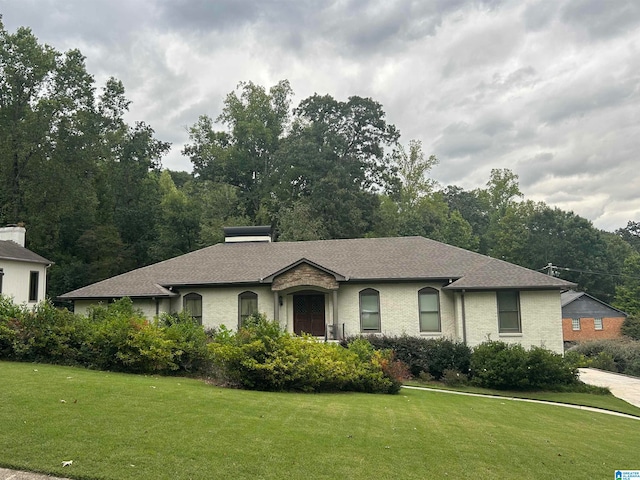 single story home with a front lawn