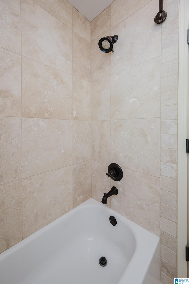 bathroom featuring tiled shower / bath combo