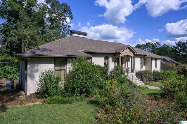 single story home with a front yard