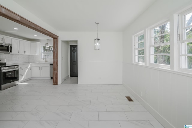 interior space featuring visible vents, baseboards, and recessed lighting