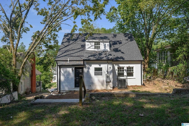 view of front of property featuring a front yard and cooling unit