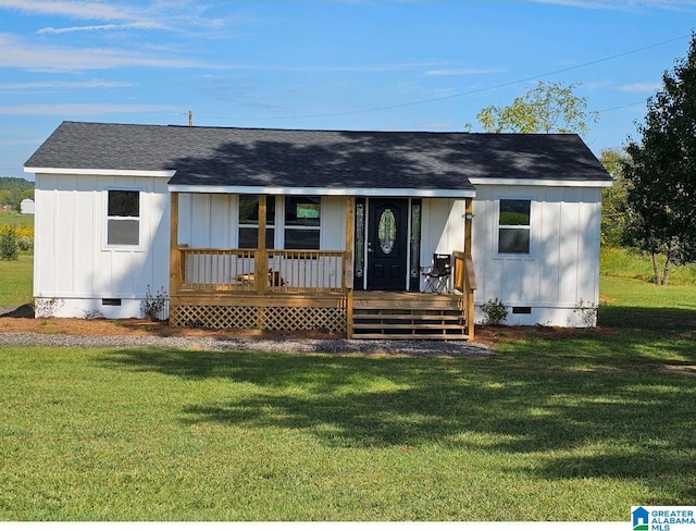 view of front of property with a front yard