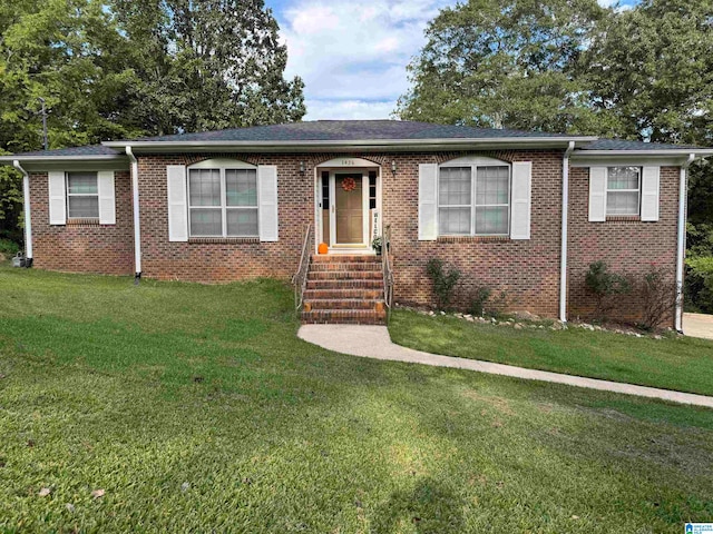 view of front facade with a front lawn