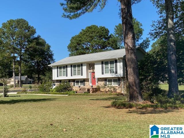 bi-level home featuring a front yard