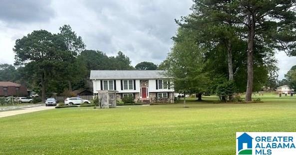 split foyer home featuring a front lawn
