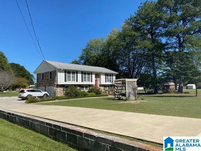 bi-level home with a front yard