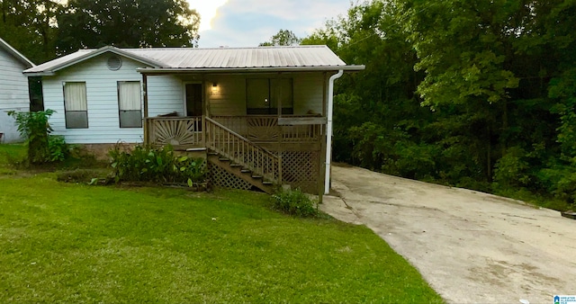 view of front of home with a porch and a front lawn