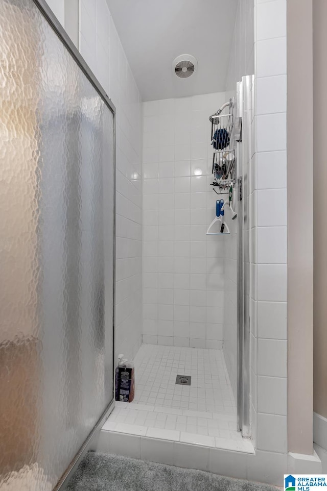 bathroom featuring a tile shower