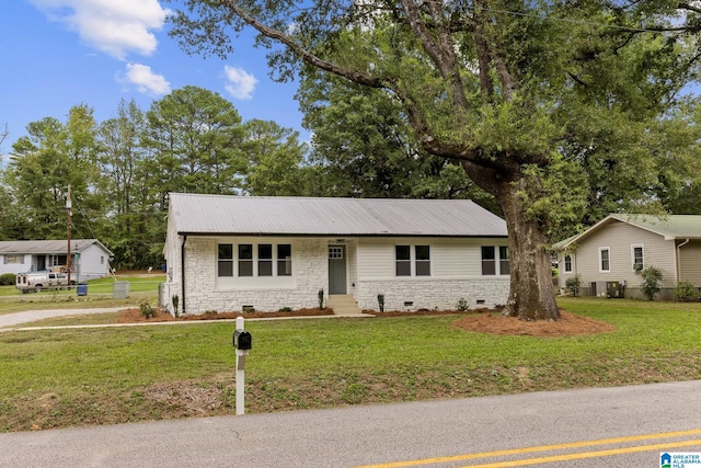 single story home featuring a front yard