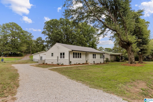 view of front of property featuring a front yard