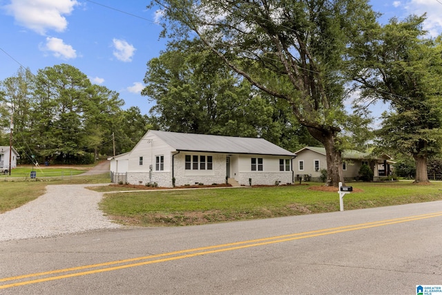 view of front of home featuring a front lawn