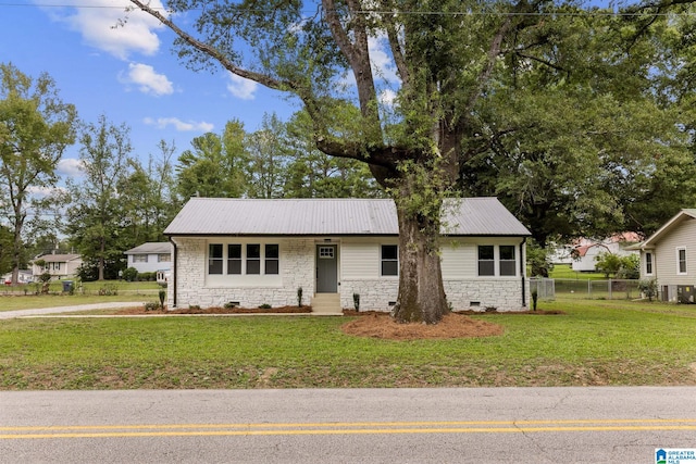 view of front facade featuring a front lawn