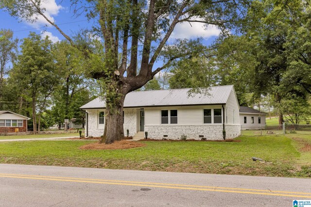 single story home with a front yard