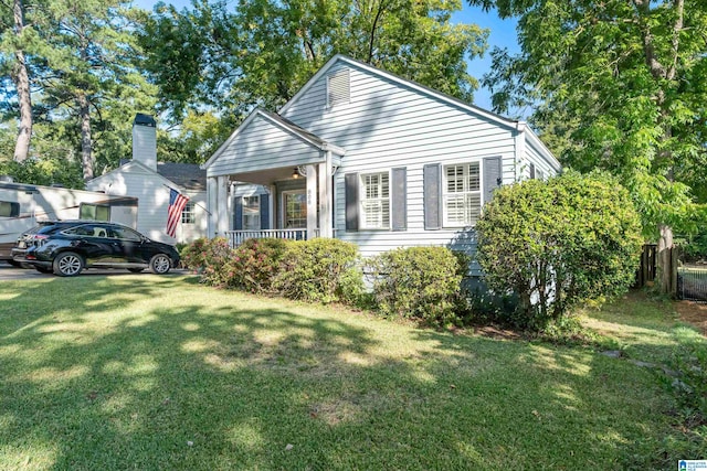 view of front of property featuring a front yard and covered porch